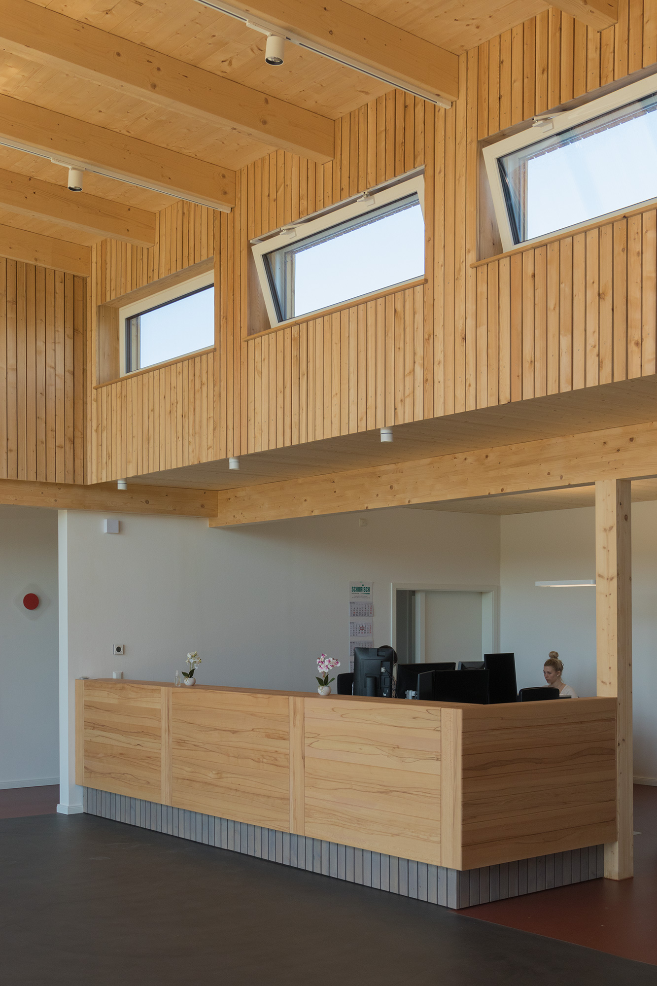 Empfangsbereich mit darüber angeordneter Fenstergalerie