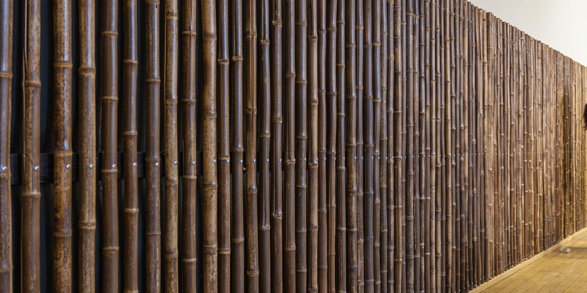 Bambusbekleidung vor der Innendämmung und Schallabsorber in der Mensa