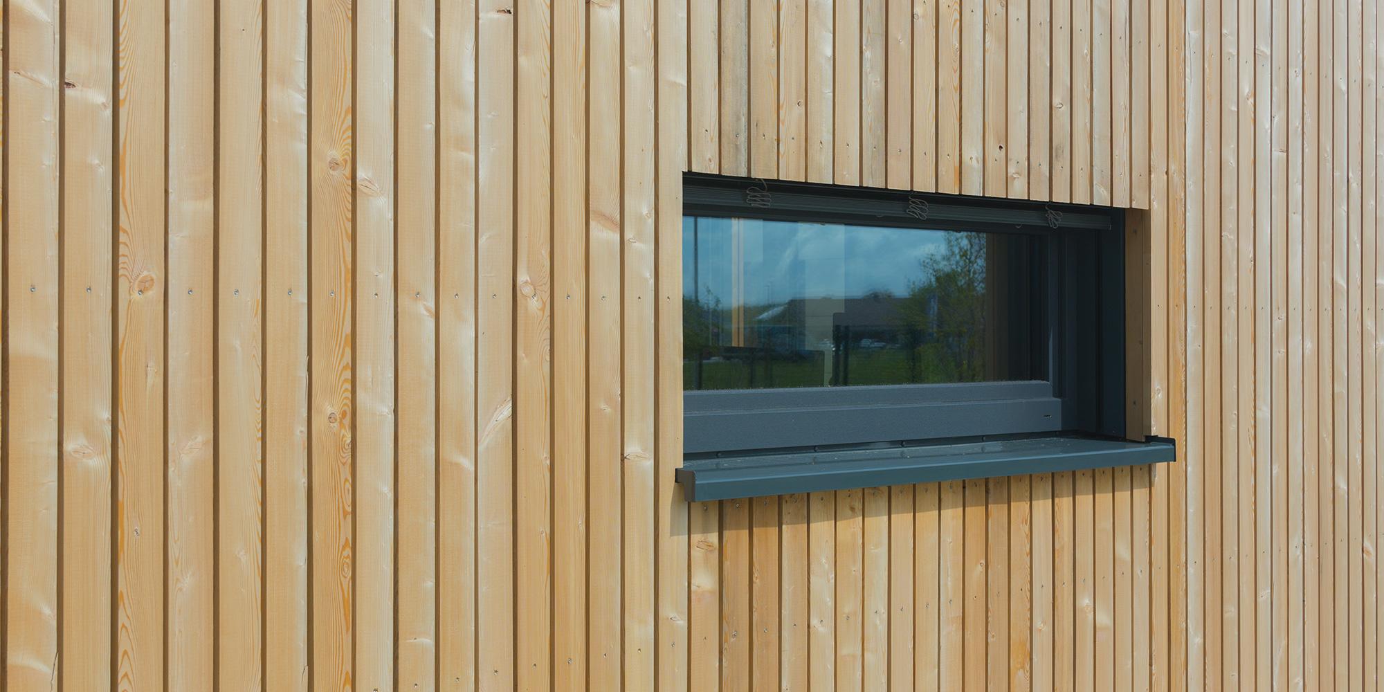 Fenster Frontalseite mit Fassadenbekleidung aus Lärchenholzlatten