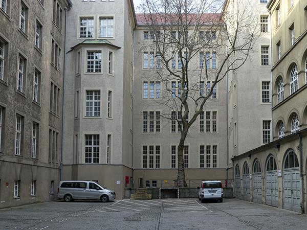 Im Zuge der Aufzugserneuerung wurde die Fassade zum Garagenhof instandgesetzt.